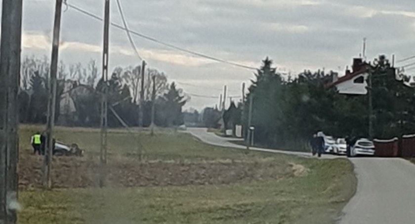 Samochód wypadł z drogi, uderzył w słupa i dachował. Fot. Andrzej.