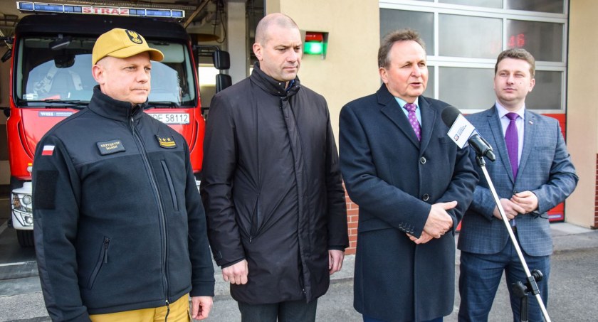 W konferencji prasowej udział wzięli (od lewej): st. bryg. Krzysztof Marek, starosta Piotr Chęciek, poseł Jan Warzecha oraz dyrektor biura poselskiego posła Krzysztofa Sobolewskiego i jednocześnie radny Rady Gminy w Jodłowej Paweł Ciszczoń.