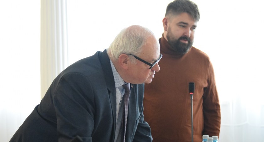 Szczepan Mroczek (na pierwszym planie) wydaje się być mniej pewny głosowania w sprawie jego odwołania, niż to było w tamtym roku. Na drugim planie radny Adam Rogowski.