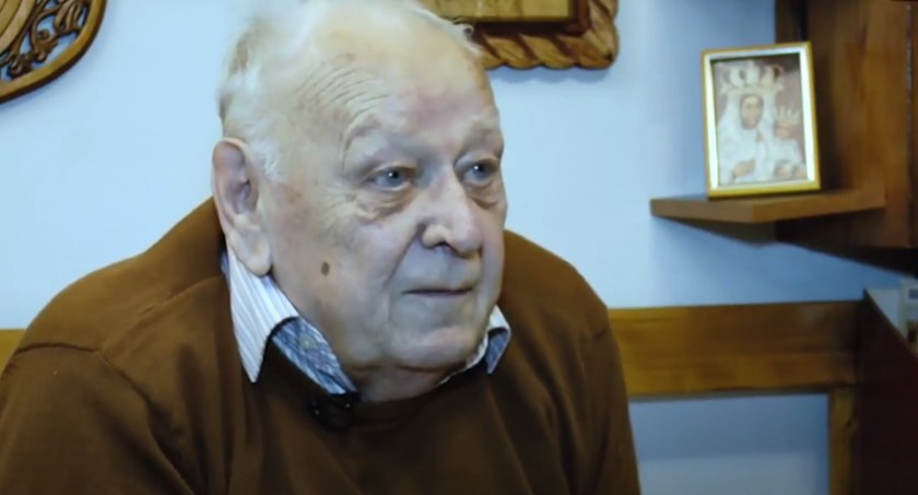 Zygmunt Batorski podczas realizacji trzeciego odcinka serii Dębiccy Sybiracy - historia kamerą zapisana. Zdjęcie: screen z materiału nagranego przez debica.tv.