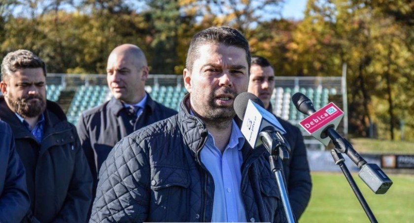 Prezes Wisłoki Jarosław Urbanowicz (przy mikrofonie) zwołał Nadzwyczajne Walne Zebranie. Zdjęcie: debica24.eu.