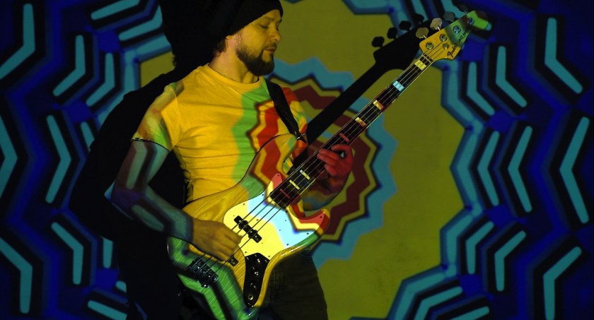 Piotr Olechowski z Dębicy gra w Lolicie na gitarze basowej. Zdjęcie: Lolita/Facebook.