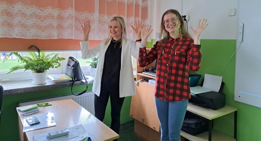 Na początku kwietnia Barbara Moskal (po prawej) uczyła wraz z siostrą Agnieszką Chmurą podstaw języka migowego uczniowie SP w Zasowie.