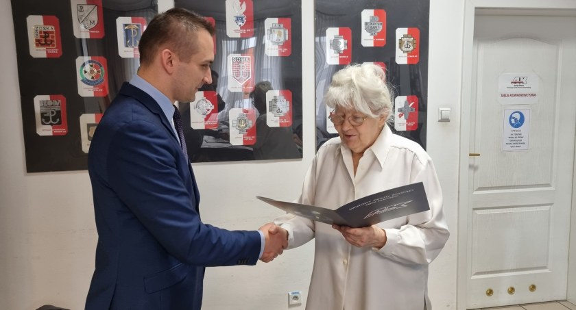 Na zdjęciu Maciej Małozięć i Teresa Stanek.Fot. ŚZŻAK Okręg Tarnów.