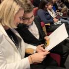 Kacper Kulig z mamą Pauliną Kulig oglądają dyplom za zajęcie przez Kacpra III miejsca w...
