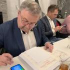 Marek Rączka śledzi wyniki głosowania w poszczególnych miejscowościach. Jeszcze nie...