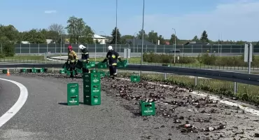 Rozbite butelki z piwem blokowały drogę