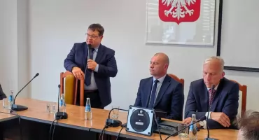 Połączenie szpitali o krok. Z małego Fiata do Range Rovera? 
