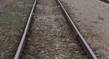 Układali kamienie na torach. Funkcjonariusze SOK zatrzymali 14-latka