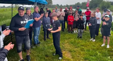 Antoni otrzymał nagrodę za największą złowioną rybę
