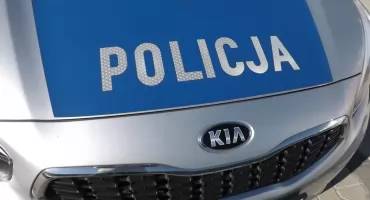 Uderzył w tył auta i uciekł. Na miejscu zostawił tablicę rejestracyjną