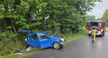 Policjant zauważył auto w rowie. W środku mężczyzna i 3-letnie dziecko [ZDJĘCIA]