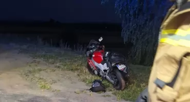 Motocyklista z obrażeniami trafił do szpitala. Stracił też prawo jazdy